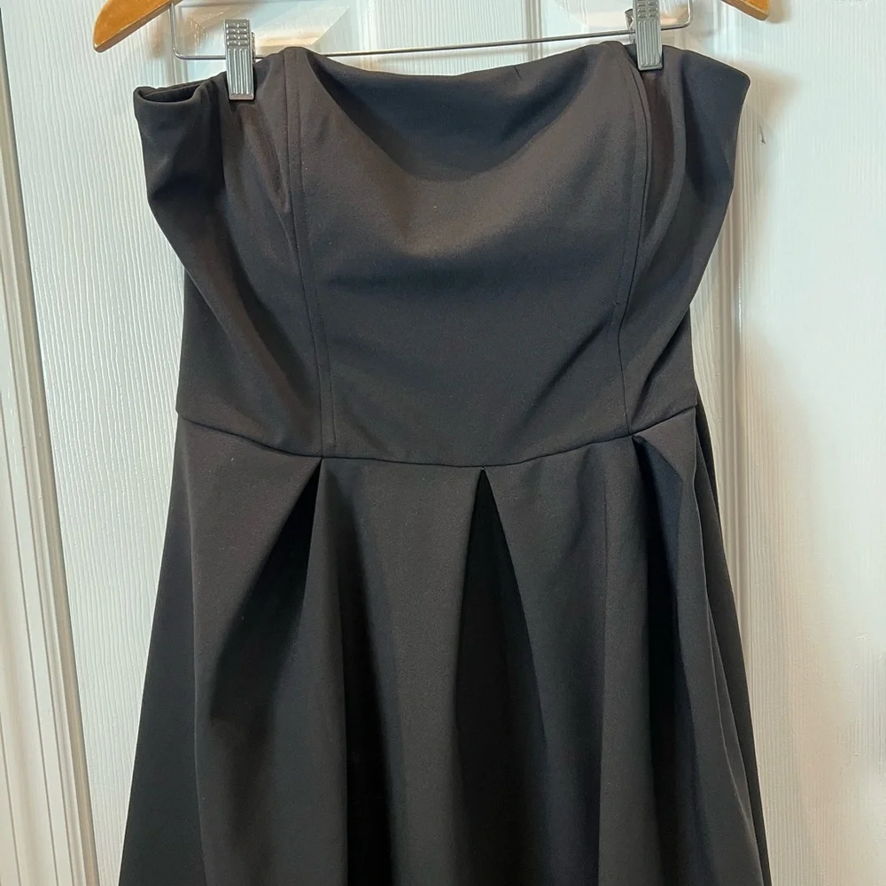 Elegant Black Evening Dress - Picture 2 of 7
